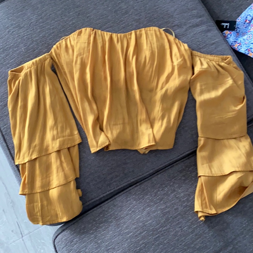 Lulu’s Yellow/GoldOff the Shoulder Crop Top with Tiered Sleeves NWT - Large